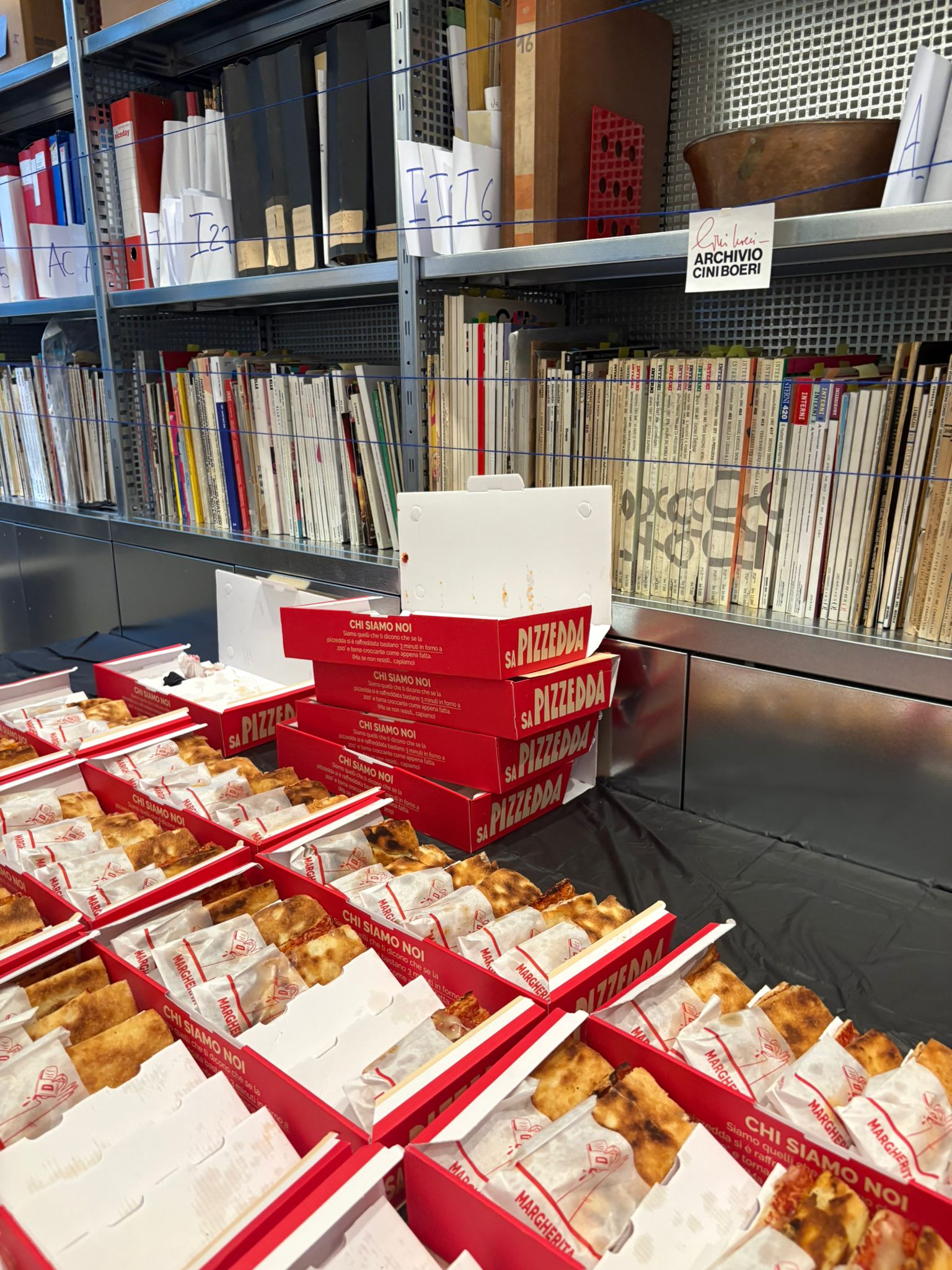 5 idee originali per un catering a Milano con Sa Pizzedda, come un aperitivo in balcone.