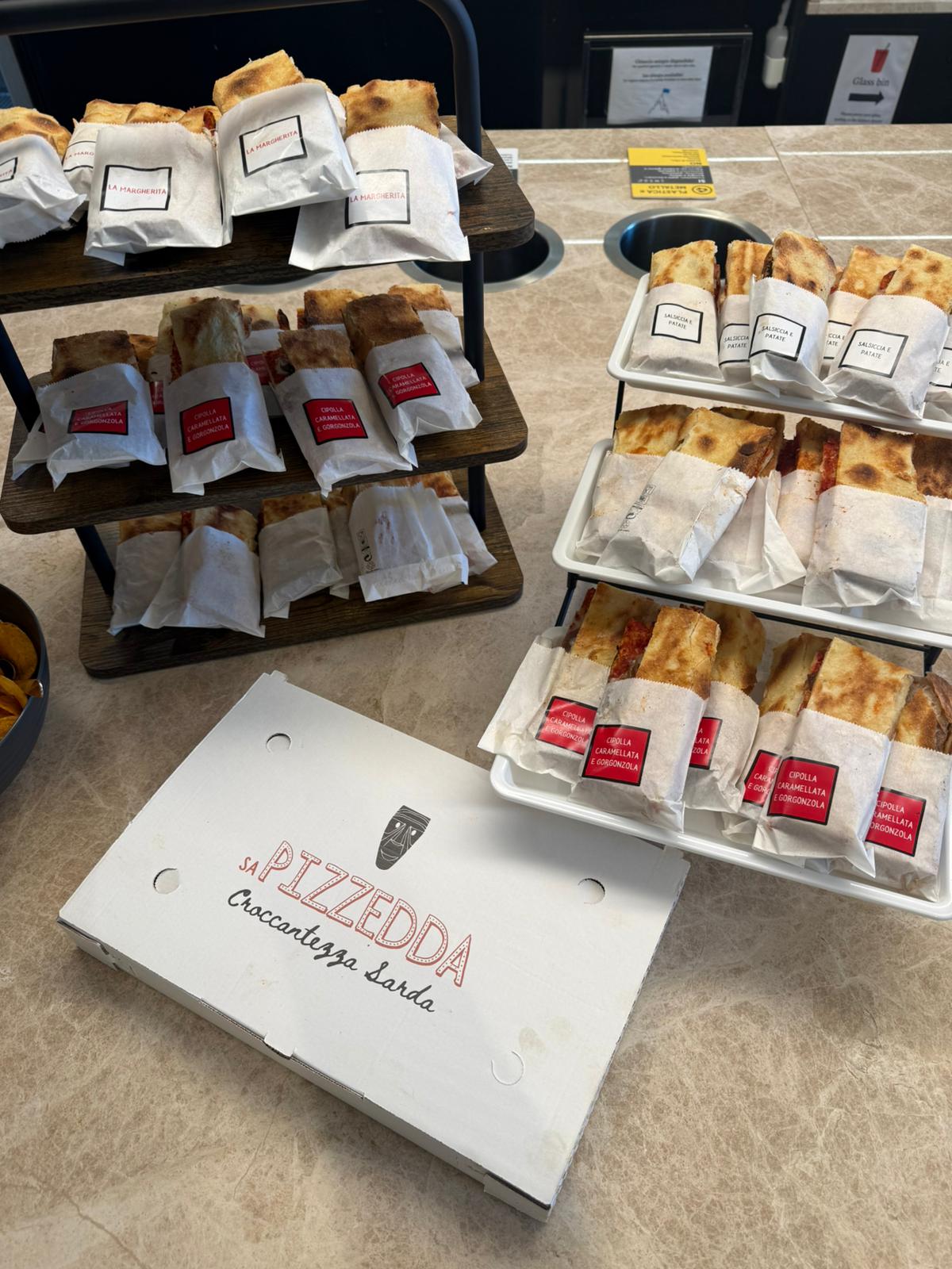 Catering per eventi aziendali a Milano di Sa Pizzedda con box personalizzate e pizzedde croccanti.