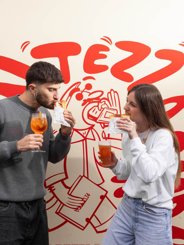 Pizzedda sarda croccante piegata a metà
